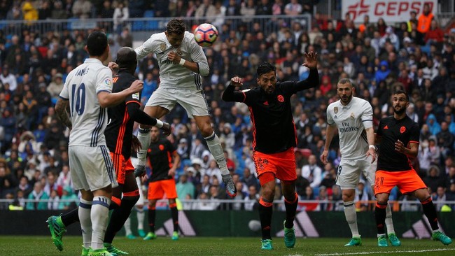 Di tengah perburuan titel juara La Liga yang kian ketat, Real Madrid mampu unggul atas tim tamu Valencia pada babak pertama di Santiago Bernabeu, Sabtu (29/4).