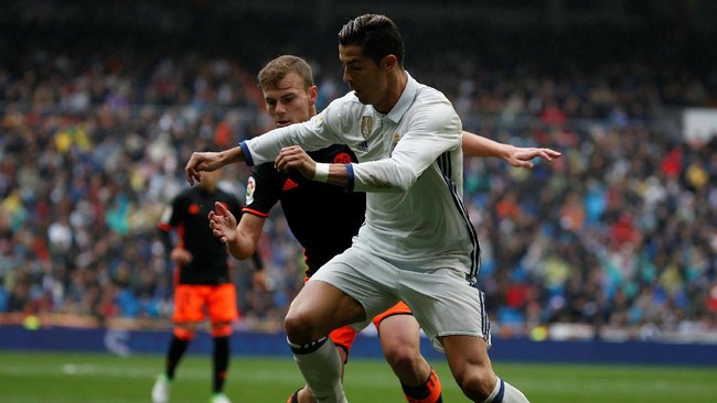 Kemenangan atas Valencia di Santiago Bernabeu membuat Real Madrid untuk sementara merebut posisi puncak klasemen La Liga dari tangan Barcelona.