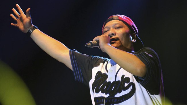 Rapper Iwa K ditangkap sebelum terbang ke Makassar. Barang bukti lintingan rokok berisi daun kering saat ini sedang dibawa ke Puslabfor Polri.