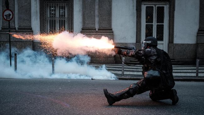 Setidaknya 25 orang tewas dalam penyerbuan polisi terhadap kawasan kumuh yang dihuni pengedar narkoba di Rio de Janeiro, Brasil.