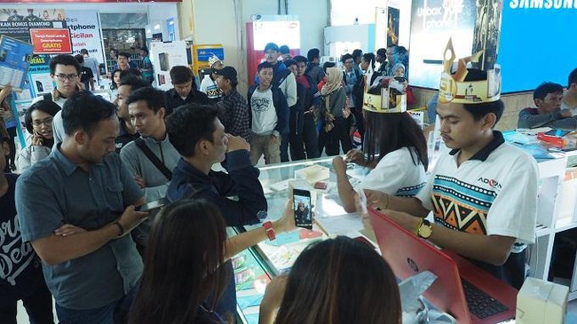 Antrean untuk berburu ponsel tak hanya terjadi di merek global. Ponsel lokal pun nyatanya juga mendapatkan sambutan yang postif, seperti di Advan G1.