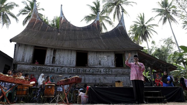 Bupati Limapuluh Kota Irfendi Arbi membuka Parade Puisi Chairil di halam Rumah Gadang Chairil Anwar, Parik Dalam, Nagari Taeh Baruah, Payakumbuh, Limapuluh Kota, Sumatera Barat, Jumat (28/4). Berbagai kegiatan diselenggarakan dalam perhelatan yang digagas Forum Inisiator Chairil Anwar Menuju Pahlawan Nasional untuk menggalang dukungan terkait pengusulan Chairil Anwar sebagai pahlawan nasional. ANTARA FOTO/Esta Jingga/aww/17.