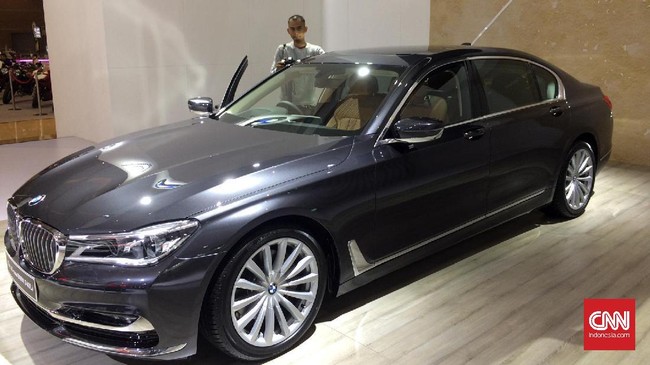 Ajang IIMS 2017 dimanfaatkan BMW sebagai peluncuran sedan premiumnya, All New BMW 740Li yang pertama membenamkan teknologi remote parking.