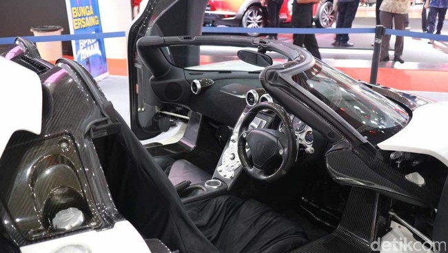 Raffi Ahmad belakangan disoroti terkait keberadaan mobil mewah Koenigsegg di rumahnya, terutama setelah Raditya Dika mengunggahnya di media sosial.