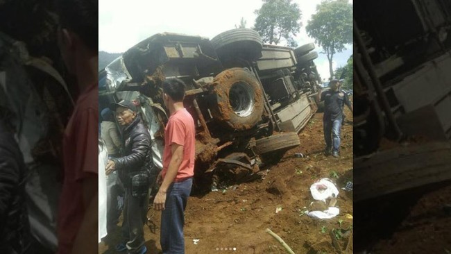 Bus pariwisata Kitrans tak dapat dikendalikan karena rem tak berfungsi sehingga menabrak empat mobil dan empat sepeda motor. 