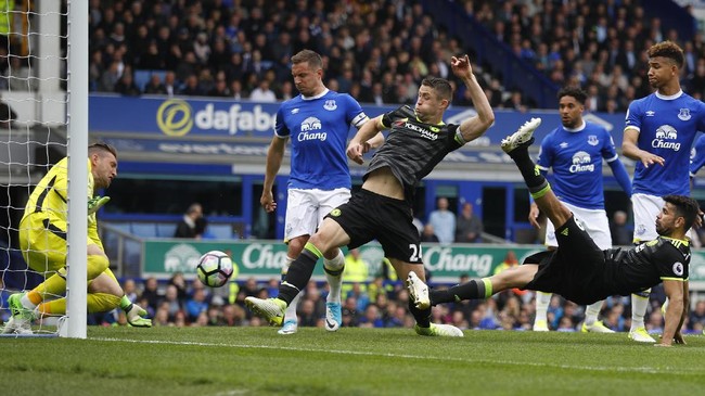Chelsea secara mengejutkan berhasil menang telak atas tim tuan rumah, Everton, dengan skor 3-0 di Goodison Park dalam lanjutan laga Liga Inggris.