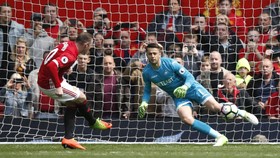 Babak Pertama: MU Unggul Lewat Penalti Kontroversial Rooney
