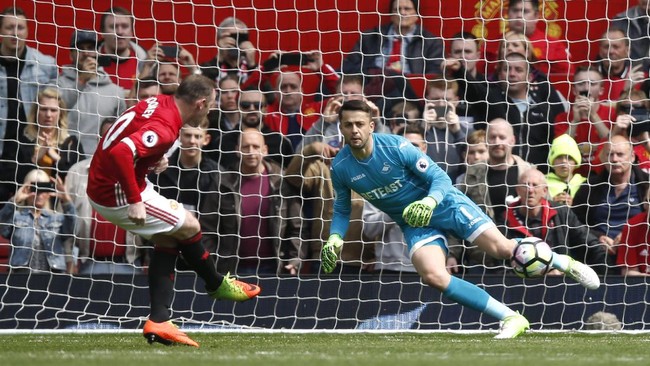 Manchester United unggul 1-0 atas Swansea City hingga akhir babak pertama pertandingan Liga Primer Inggris di Stadion Old Trafford, Manchester, Minggu (30/4).
