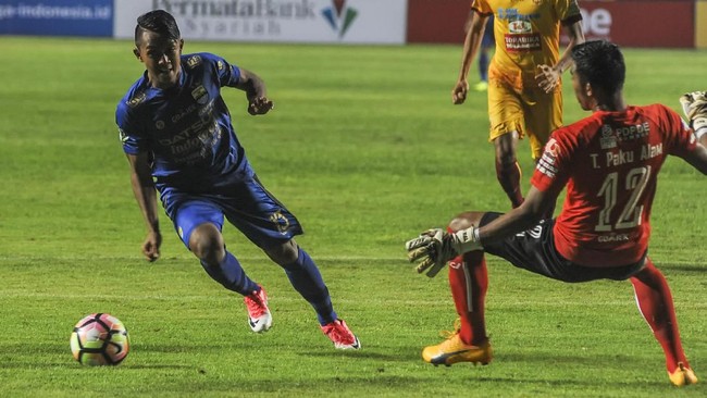 Persib Bandung sukses mempermalukan tuan rumah Sriwijaya FC 4-1 berkat gol Ezechiel N'Douassel, Michael Essien, Febri Hariyadi, dan Billy Paji Keraf.