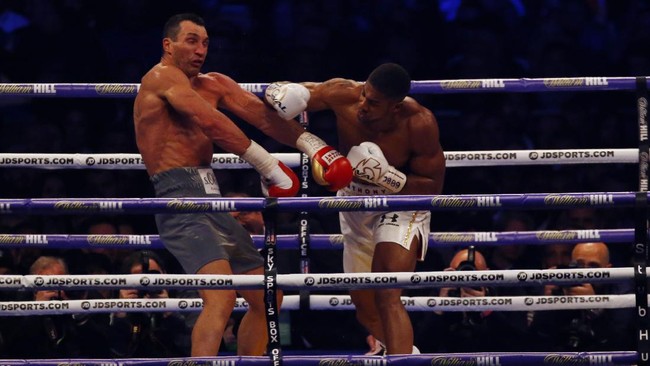 Setelah sempat mencium kanvas pada ronde keenam, Anthony Joshua mampu bangkit dan membuat Wladimir Klitschko kalah KO pada ronde ke-11 di Wembley, London.