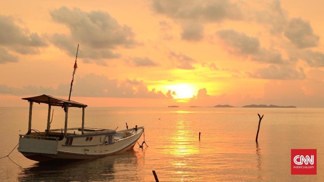 Wisatawan yang terjebak di Karimunjawa mengatakan saat ini makanan dan BBM mulai langka lantaran tak ada kapal berlayar sejak 22 Desember lalu.