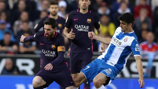 Usai menang dalam Derby Katalonia lawan Espanyol, Barcelona berhasil merebut puncak klasemen yang sekitar empat jam sebelumnya dikuasai Real Madrid