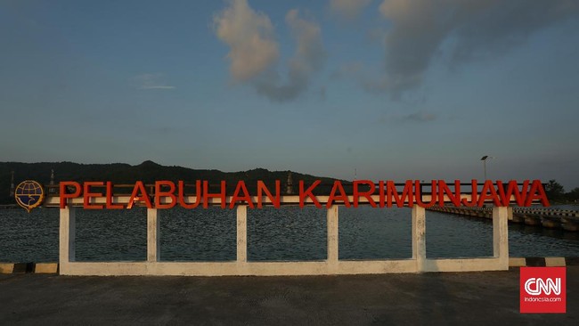 KM Kelimutu dijadwalkan bersandar di Pelabuhan Legon Bajak, Karimunjawa pukul 19.30 malam untuk mengevakuasi warga yang terjebak karena cuaca buruk.