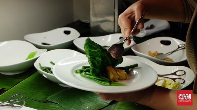Dukung promosi kuliner Indonesia Chef muda Indonesia, Maxie Millian dan Renatta Moelek memperkenalkan gado-gado di Barcelona, Spanyol, melalui Indonesia Food Tour.