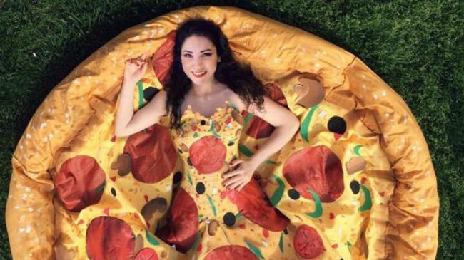 Untuk sebuah kontes, Olivia Mears merancang sebuah gaun piza. Layaknya piza asli, gaun diberi detail menyerupai pepperoni, zaitun, paprika dan jamur.