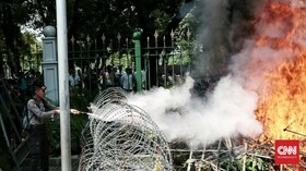 Buruh Bakar Karangan Bunga untuk Ahok