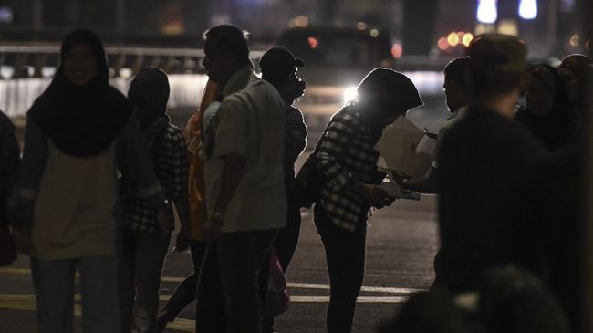 Sejumlah calo punya cara tersendiri bagaimana mereka mendapatkan tiket dan menjualnya lagi ke penonton konser musik.
