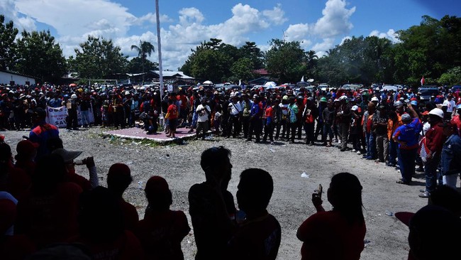 Seribuan warga Timika berkumpul di halaman depan Kantor DPRD Kabupaten Mimika melakukan aksi memprotes tindakan rasialis yang diduga dialami mahasiswa Papua.