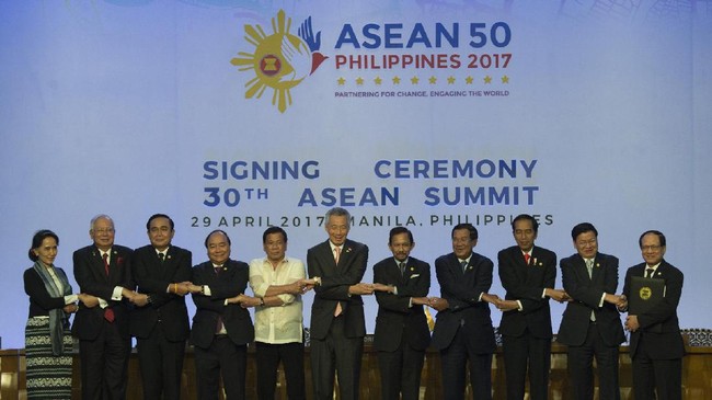 ASEAN menjajaki kemungkinan kerja sama keamanan siber di tengah maraknya isu kebocoran data media sosial Facebook.