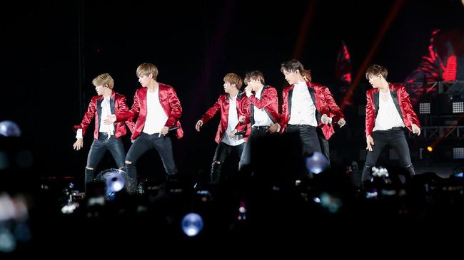 BigHit Entertainment meminta penggemar agar tidak sengaja menumpangi pesawat yang sama dengan BTS saat sang bintang memenuhi undangan acara di Amerika Serikat.