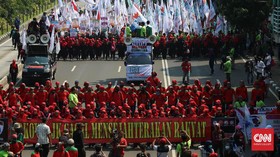 Polisi Adang Ribuan Buruh Unjuk Rasa ke Istana