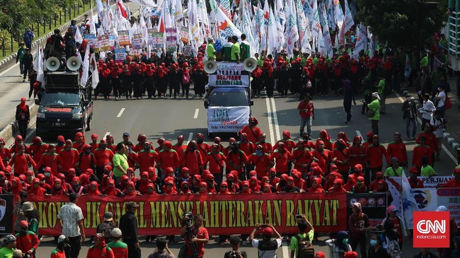 Aparat kepolisian mengadang ribuan buruh peserta aksi unjuk rasa Hari Buruh 2017 yang hendak menyampaikan aspirasinya di depan Istana Negara.