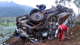 Jurang Terjal Pagar Alam Hambat Evakuasi Korban Bus Sriwijaya