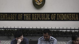Mahasiswa Malaysia Demo di Depan KBRI KL, Bawa Bendera One Piece 