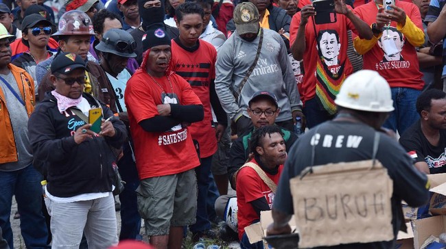 PT Freeport Indonesia diduga sengaja memecat karyawannya untuk tawar menawar dengan pemerintah, setelah ada kesepakatan mengubah KK menjadi IUPK.