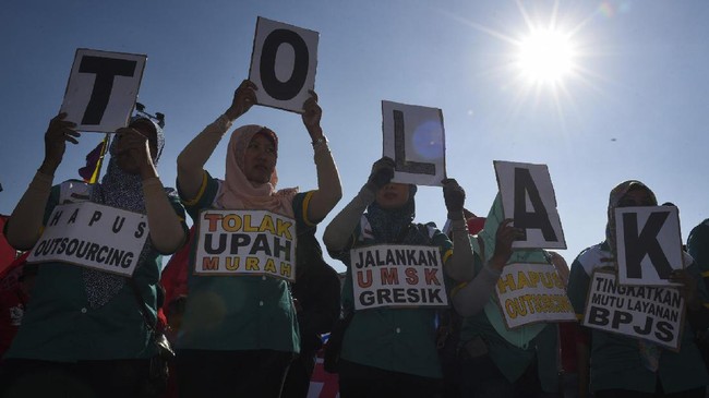 Mengenal Arti Pekerja Outsourcing yang Akan Dihapus Prabowo Presiden Prabowo Subianto akan menghapus sistem outsourcing pekerja. Janji ia ikrarkan dalam pidato peringatan Hari Buruh di Monas, Kamis (1/5) kemarin.
