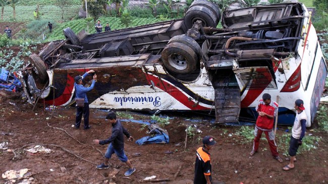 Kendaraan besar alias bongsor seperti truk dan bus sebisa mungkin dicek secara berkala, khususnya untuk rem saat akan melewti jalanan naik turun dan berkelok.
