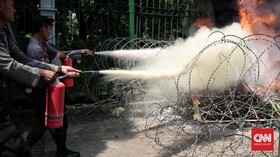 Polda Metro Selidiki Aksi Buruh Bakar Karangan Bunga Ahok