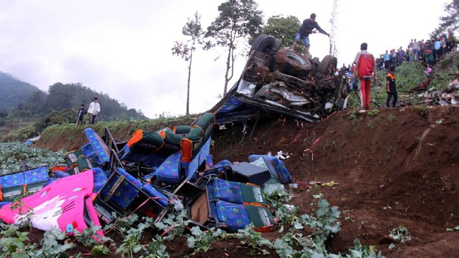 Kementerian Perhubungan mengancam akan melaporkan pemilik Bus Kitrans ke polisi karena mengoperasikan bus secara ilegal. Perusahaan itu tidak terdaftar.