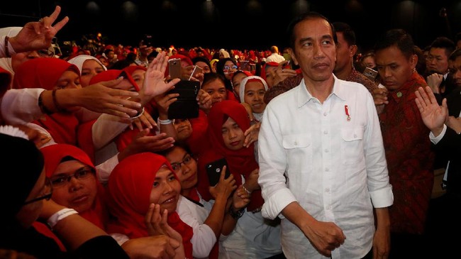 Relawan Joko Widodo berkumpul di kemayoran dalam gelaran Silaturahmi Nasional II Relawan Pendukung Jokowi 2017.