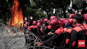 Karangan Bunga Ahok Dibakar, Netizen Nyinyir Soal Aksi Lilin