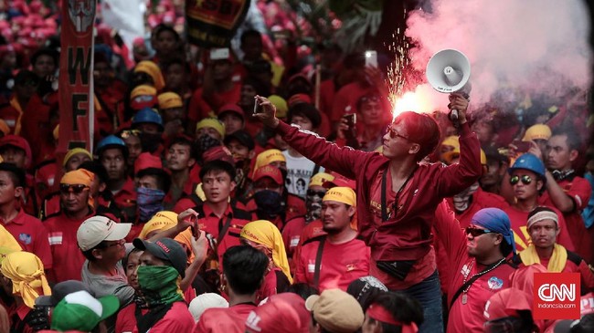 Dukungan buruh terhadap salah satu capres pada Pemilu 2019 disebut akan menambah raihan suara namun tak signifikan karena suara serikat pekerja masih terpecah.