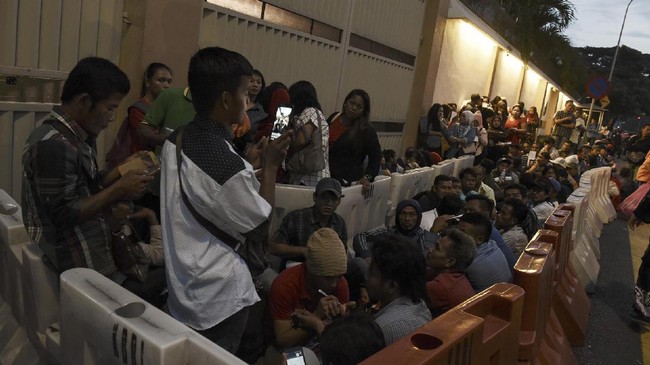 Menaker Ida Fauziah membuka kembali keran pengiriman TKI ke luar negeri di masa pandemi corona demi mempercepat pemulihan ekonomi nasional.