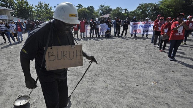 Sebelumnya, Freeport Indonesia menyatakan akses ke tambang tembaga terbesar kedua di dunia dibatasi karena masalah keamanan.