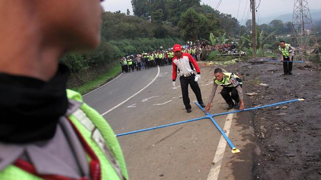 Tim dari Mabes Polri turut menyelidiki kecelakaan truk tronton yang memicu empat kematian di Balikpapan, Kalimantan Timur.