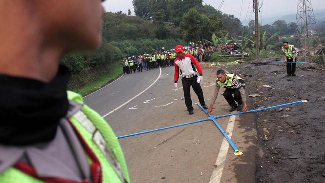 Tim Korlantas Polri Terjun ke TKP Kecelakaan Balikpapan Tim dari Mabes Polri turut menyelidiki kecelakaan truk tronton yang memicu empat kematian di Balikpapan, Kalimantan Timur.