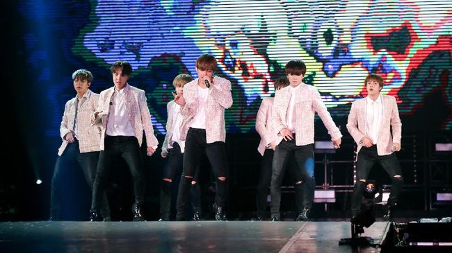 Boyband Korea, BTS, disebut kembali berkolaborasi dengan DJ Steve Aoki. Sebelumnya, Aoki diketahui pernah me-remix lagu 'Mic Drop'.