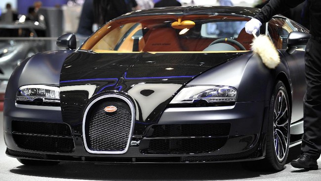 Salah satu mobil tercepat Bugatti Veyron 16.4 mendarat di Indonesia. Harga penjualannya mencapai puluhan miliar rupiah.