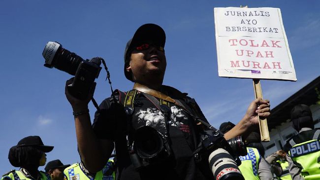 Serikat Pekerja Antara Polisikan Manajemen Terkait PHK Serikat Pekerja Antara melaporkan manajemen LKBN terkait pemutusan hubungan kerja (PHK) sejumlah karyawan, mutasi, union busting, hingga persoalan gaji.