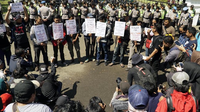 Orang tua Sirlam mendidiknya untuk berani benar dan berani jujur.