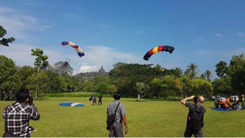 Jogja International Air Show (JIAS) 2017 dipadati ribuan penonton yang sudah menunggu sejak pagi