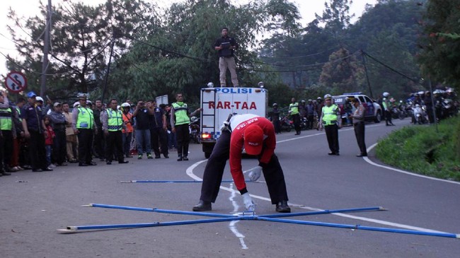 Truk menabrak belasan sepeda motor yang terparkir di Jalan Raya Cianjur-Sukabumi, Jawa Barat.