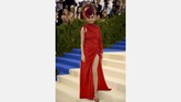 Dominasi Warna Merah di Perayaan Met Gala 2017 Karpet merah Met Gala 2017 (1/5) mendadak lebih menyala dengan dominasi warna merah mencolok yang dikenakan para selebriti Hollywood malam itu.