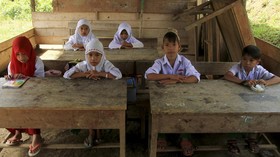Siswa MI di Lebak Banten Belajar di Gubuk: Hujan Kecipratan Air