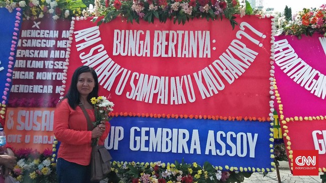 Tindakan membakar karangan bunga untuk Ahok di sela Aksi Buruh kemarin menuai protes. Mereka yang bersimpati kembali mengirim karangan bunga.