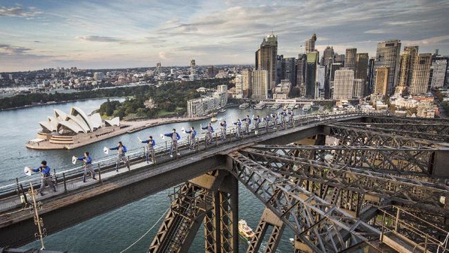 Sydney juga indah ditatap dari ketinggian. Tak butuh keahlian khusus, cukup memperbesar nyali untuk naik ke atas Sydney Harbour Bridge.